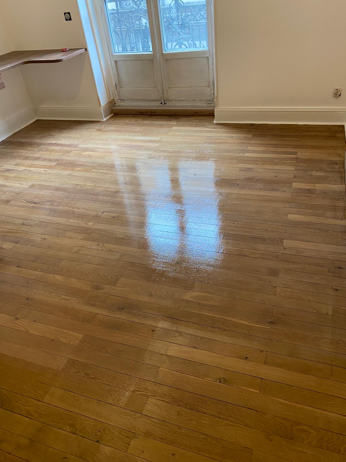Parquet bois vitrifié brillant après rénovation