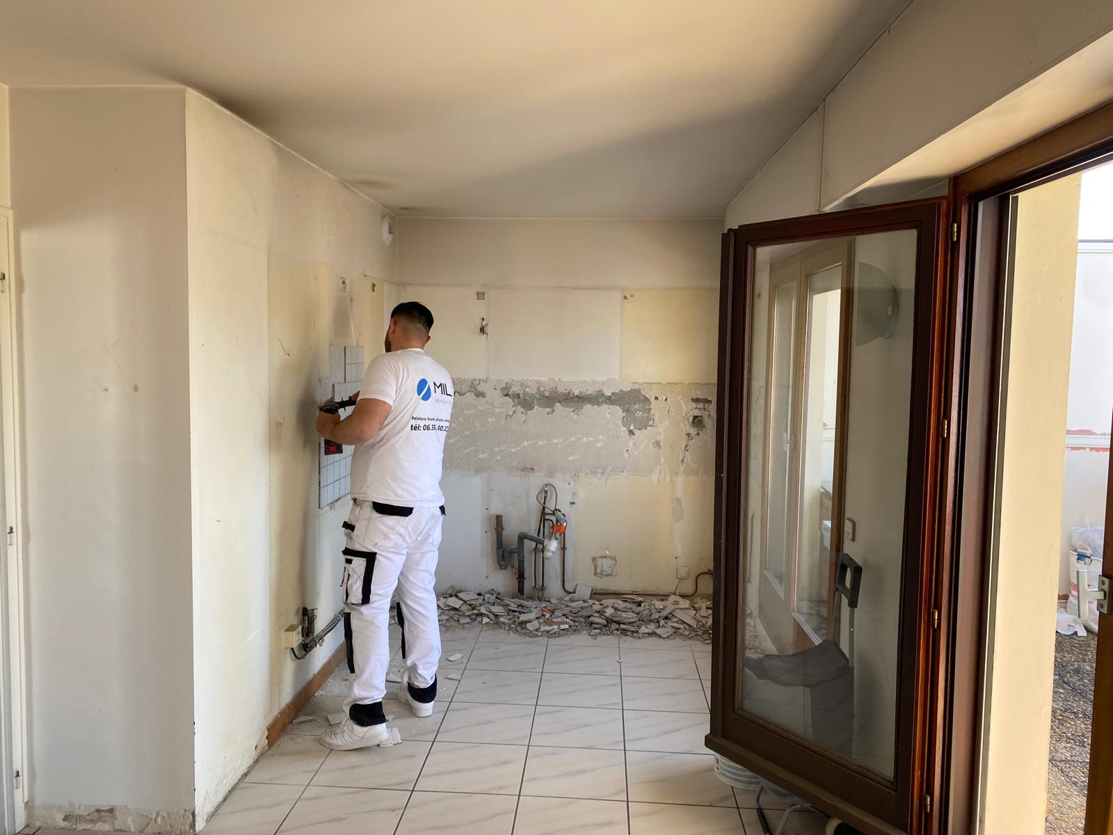 Artisan plâtrier-peintre Beluli Décoration au travail lors d'une rénovation de cuisine