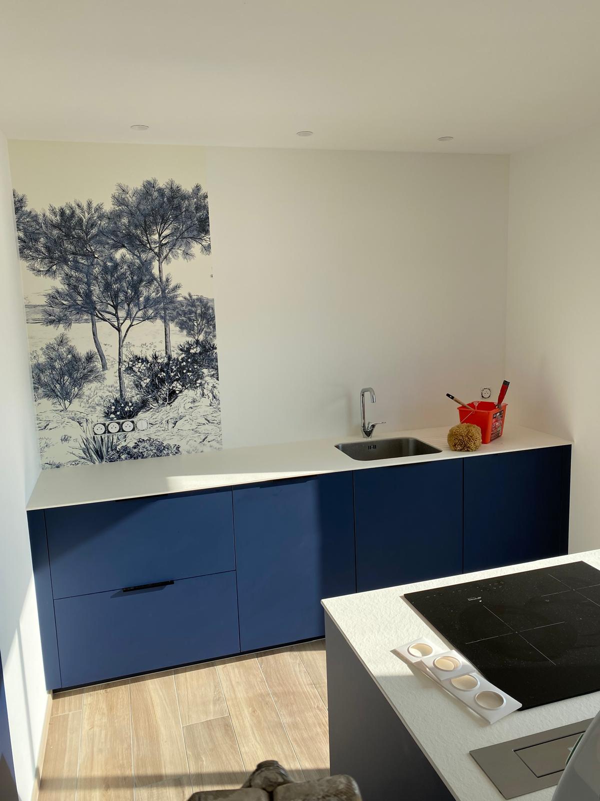 Cuisine bleu marine rénovée par BELULI Décoration
