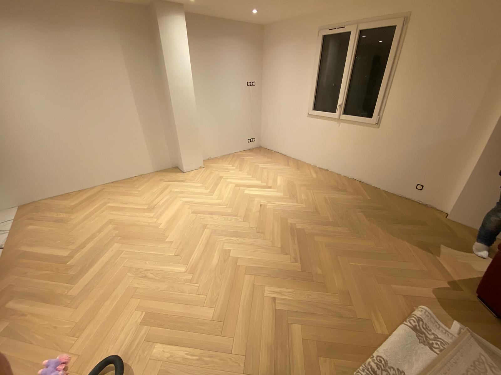Parquet chevron chêne clair posé à Annecy