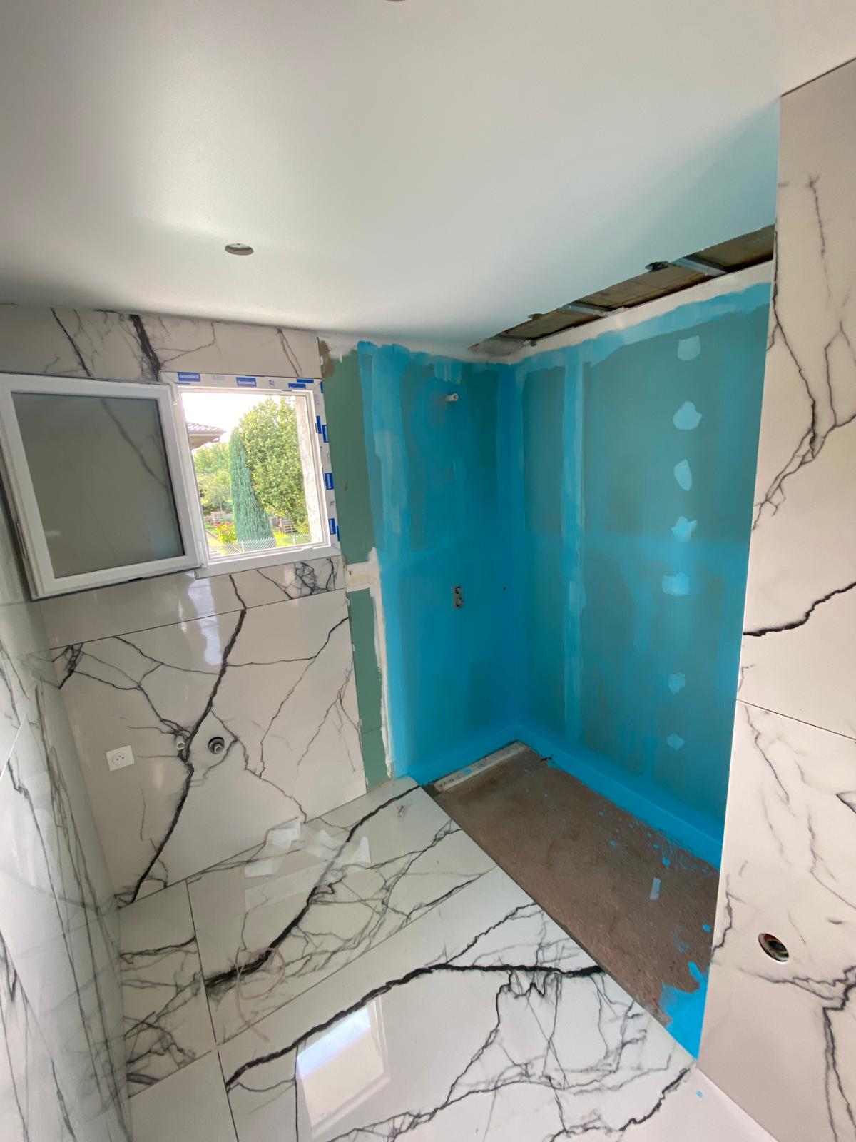 Salle de bain marbre avec placo hydrofuge