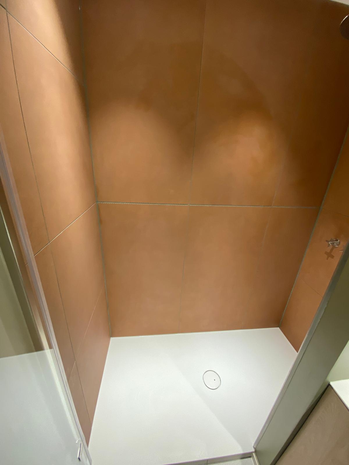Douche italienne carrelée grands carreaux effet cuivre satiné